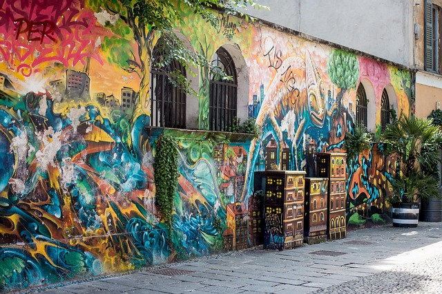 Fresque urbaine colorée